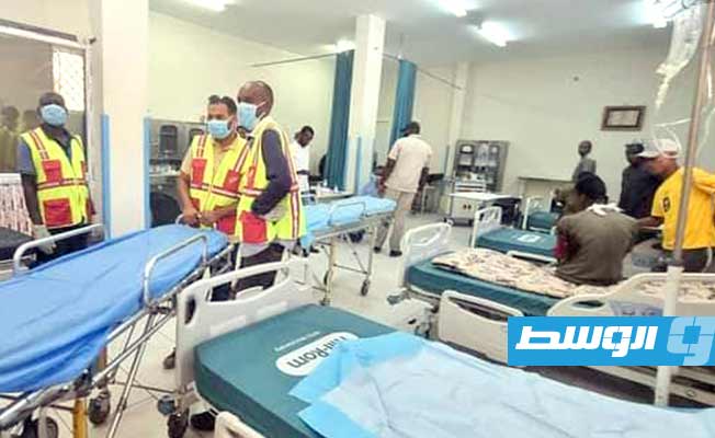 نقل جرحى الهجوم على مديرية أمن ربيانة بمستشفى في الكفرة، الخميس 6 أكتوبر 2022. (جهاز الإسعاف والطوارئ)