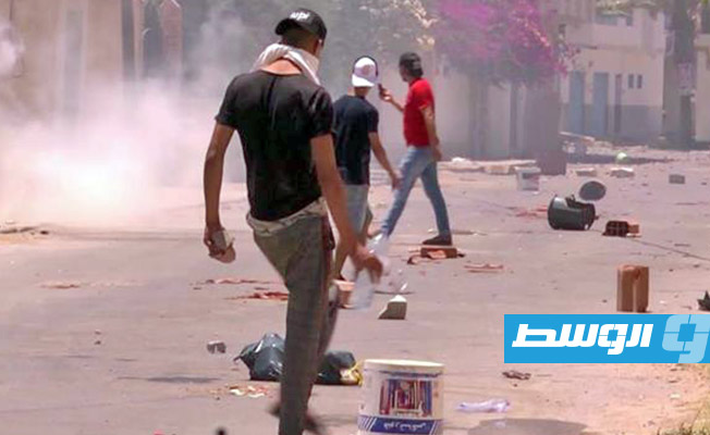 تجدد الاشتباكات بين قوات الأمن ومحتجين في تطاوين التونسية (شاهد)