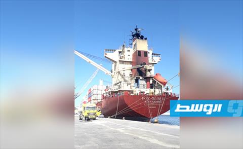 ميناء بنغازي يستقبل 373 حاوية مواد غذائية و2000 طن أسفلت