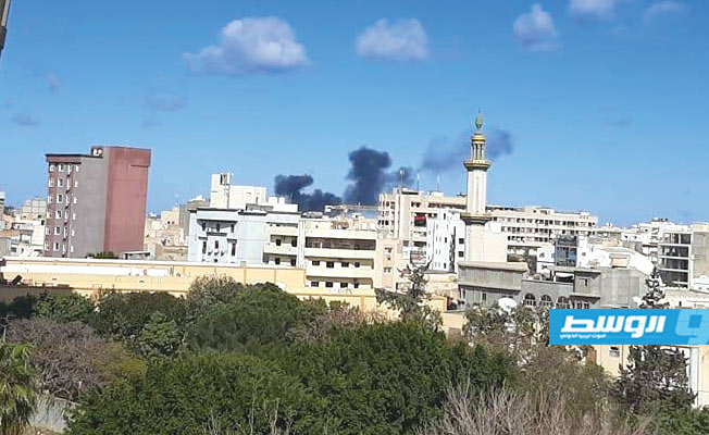 الدخان يتصاعد بميناء طرابلس في موقع سقوط القذائف، 18 فبراير 2020 (صورة متداولة على صفحات ليبية بموقع فيسبوك)