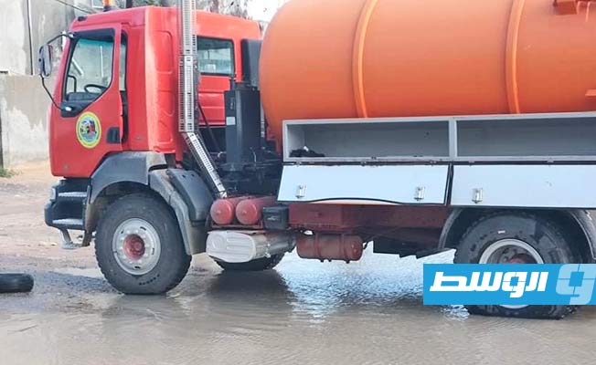جانب من عملية شفط الأمطار في طرابلس، 4 ديسمبر 2021. ( شركة الخدمات العامة طرابلس).