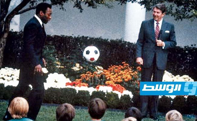 بيليه مع الرئيس الأميركي رونالد ريغان في البيت الأبيض. (أرشيفية: الإنترنت)
