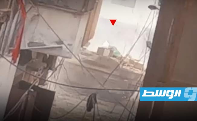 لقطة مثبتة من فيديو بثته المقاومة الفلسطينية لحظة استهداف دبابة إسرائيلية. (الإنترنت)