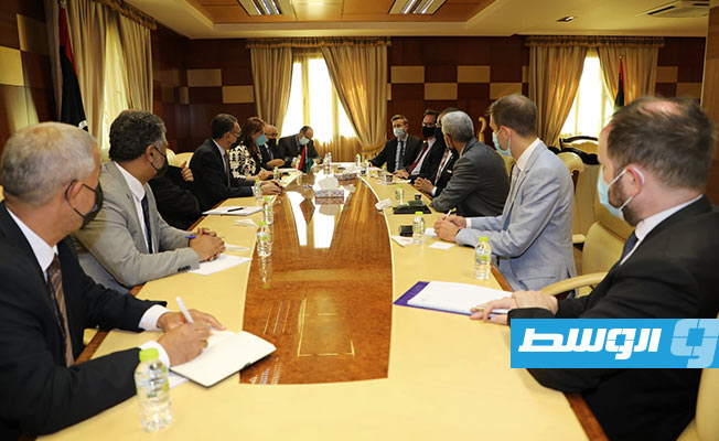 اجتماع الحويج مع وزير الدولة لشؤون الشرق الأوسط وشمال أفريقيا والوفد المرافق له، الخميس 10 يونيو 2010. (وزارة الاقتصاد)