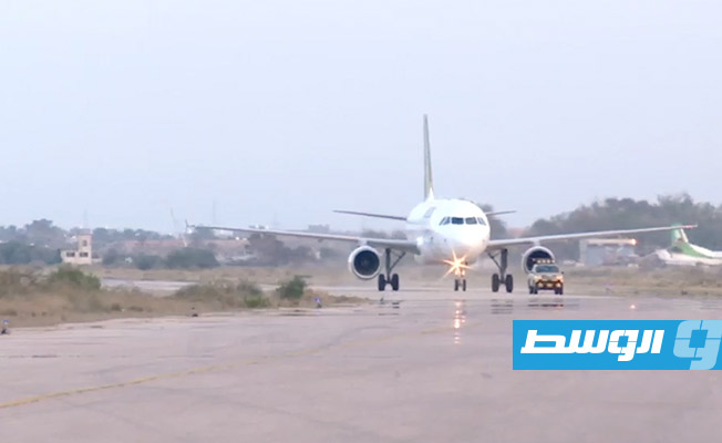 طائرة «سماء المتوسط» تحط في مطار مصراتة قادمة من مالطا، 7 مايو 2022. (صورة من فيديو)