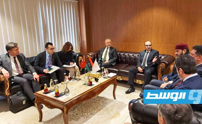 سفير تركيا يزور بنغازي ويلتقي مسؤولي البلدية