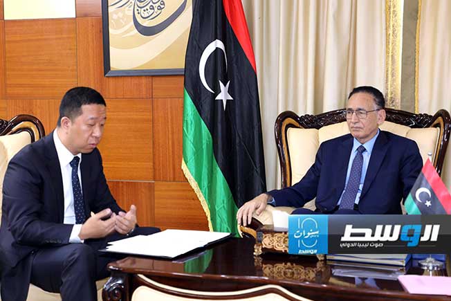جانب من لقاء وزير الاقتصاد والتجارة محمد الحويج والقائم بالأعمال الصيني لدى ليبيا ليو جيان، الإثنين 23 أبريل 2024 (وزارة الاقتصاد)