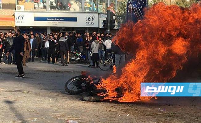 ارتفاع وتيرة الاحتجاجات في إيران على خلفية رفع أسعار البنزين