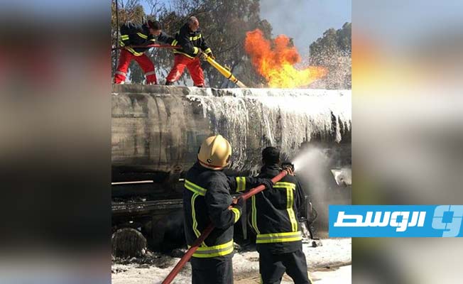 عمليات إطفاء الحريق بشاحنة نقل البنزين بمحطة الوقود في بنغازي، الثلاثاء 24 مايو 2022. (شركة الريقة)