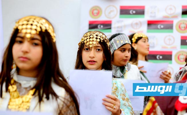 تلاميذ المدارس يؤدون لوحات استعراضية بمعرض بنغازي الدولي للكتاب. في 9 ديسمبر 2023. (فيسبوك)