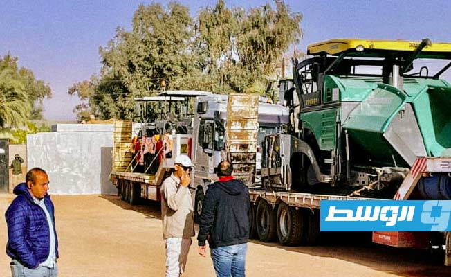 بالصور.. وصول آلات صيانة أحد الطرق في جنوب ليبيا