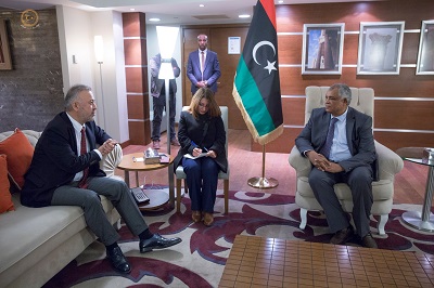 نائب رئيس حكومة الوحدة الوطنية، حسين القطراني، الإثنين، في مدينة طرابلس السفير التركي لدى ليبيا كنعان يلماز (المكتب الإعلامي للقطراني)
