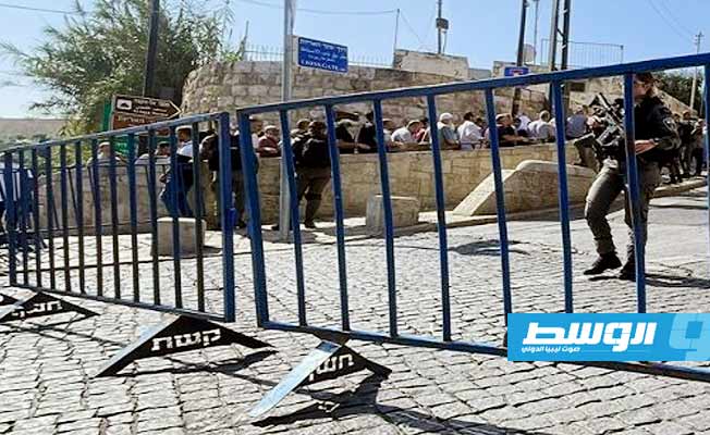 تشديدات عسكرية إسرائيلية لمنع الفلسطينيين من الصلاة في المسجد الأقصى. (وفا)