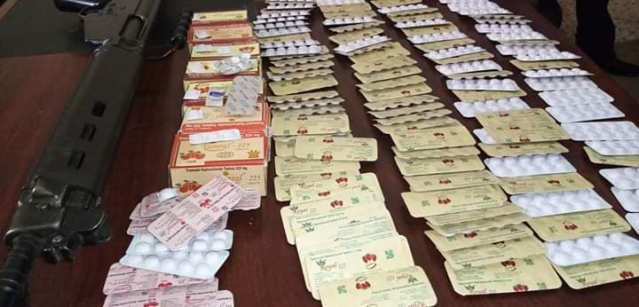 ضبط متهمين بترويج المخدرات في نالوت بحوزتهما 1400 قرص مخدر وكلاشنكوف