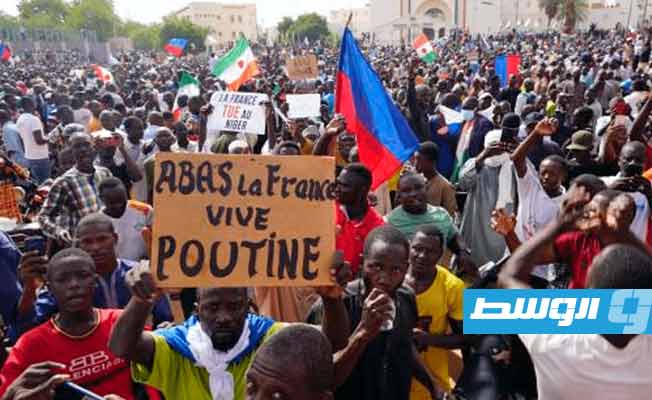 آلاف من أنصار الانقلابيين في النيجر يتجمعون قرب القاعدة الفرنسية في نيامي