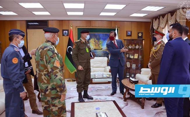 لقاء الحداد مع السفير البريطاني لدى ليبيا. الأحد 6 ديسمبر 2020. (الجيش الليبي)