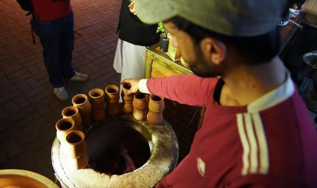 شاي بأكواب «الطين الساخنة» يلقى رواجا في باكستان