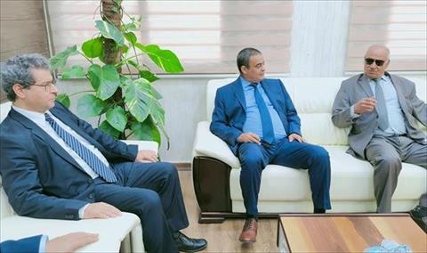 وفد يضم وزراء النفط والتخطيط والموارد المائية والمواصلات في بلدية طبرق، 15 يونيو 2021. (الإنترنت)