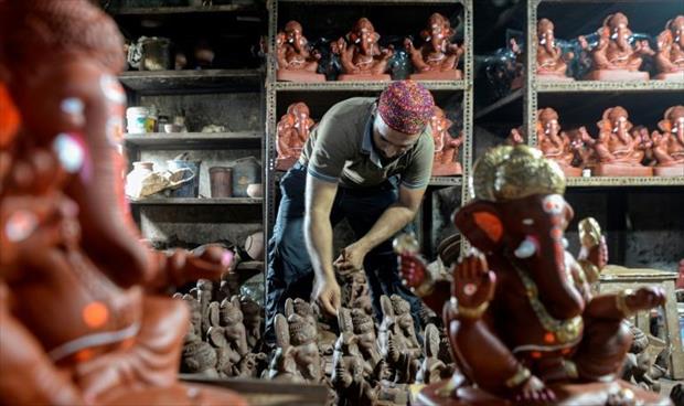 مسلم هندي يصنع تماثيل هندوسية استعدادا لمهرجان «غانيش»