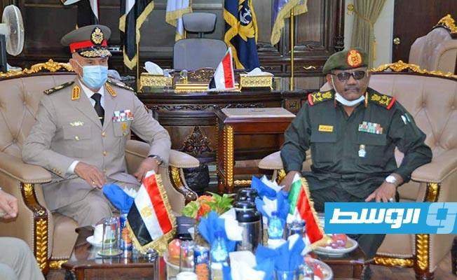 وزير الدفاع السودايني (يمين)، رئيس أركان حرب القوات المسلحة المصرية الفريق محمد فريد (يسار). (الإنرتنت)