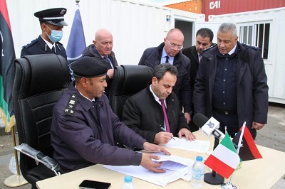 إيطاليا تسلم ليبيا معدات صيانة للزوارق البحرية