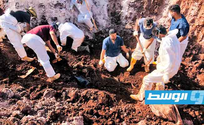 عملية استخراج 38 رفات متوفى وكيس أشلاء من مقبرة الظهر الحمر لتنظيم دفنها، الخميس 2 نوفمبر 2023. (مركز طب الطوارئ والدعم)