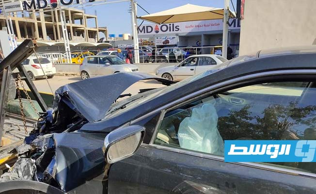 تضرر سيارة جراء حادث مروري على الطريق السريع بطرابلس، 11 يناير 2024. (مديرية أمن طرابلس)
