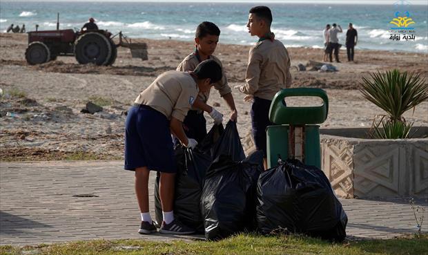 من أعمال حملة تنظيف الشاطئ البلدي في زوارة. (بلدية زوارة)