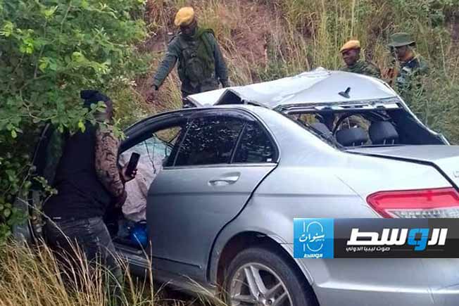 رجال الشرطة والإنقاذ يفحصون السيارة التي أقلت رينفورد كالابا قائد منتخب زامبيا السابق (فيسبوك)