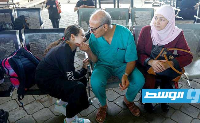 طبيب يودع أسرته عند معبر رفح ويعود لعلاج مصابي غزة