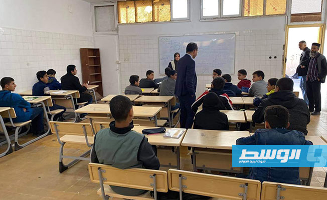 وكيل تعليم الوفاق خلال تفقده لبدء الدورات المنهجية، 3 مارس 2020. (صحفة وزارة التعليم بموقع فيسبوك)