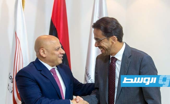 فيصل قرقاب، مع السفير المصري لدى ليبيا تامر مصطفى, 28 أغسطس 2021. (القابضة للاتصالات)