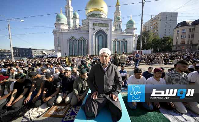 مسلمون يؤدون صلاة عيد الأضحى في المسجد الكبير بموسكو (أ.ب)