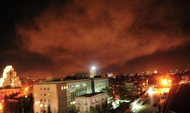دخان يتصاعد في أحياء دمشق بعد قصف صاروخي أميركي بريطاني فرنسي مشترك. (الإنترنت)