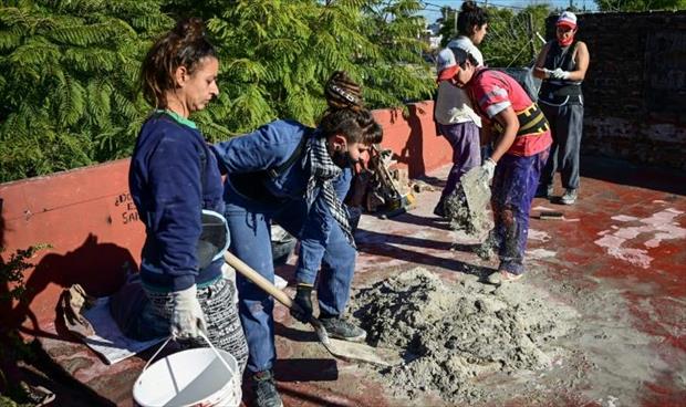 عاملات البناء في الأرجنتين يشيدن المباني ويهدمن «العقلية الذكورية»