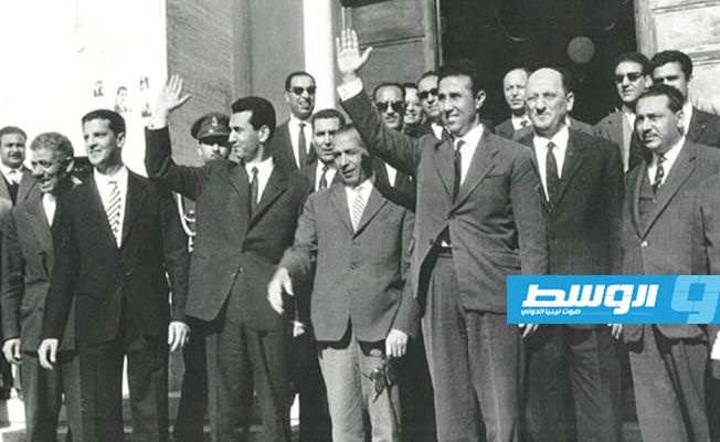 في استقبال أحمد بن بلا ورجال الثورة الجزائرية امام بلدية طرابلس