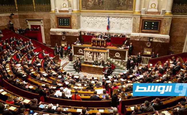 الحكومة الفرنسية الجديدة تواجه أولى نكساتها في البرلمان