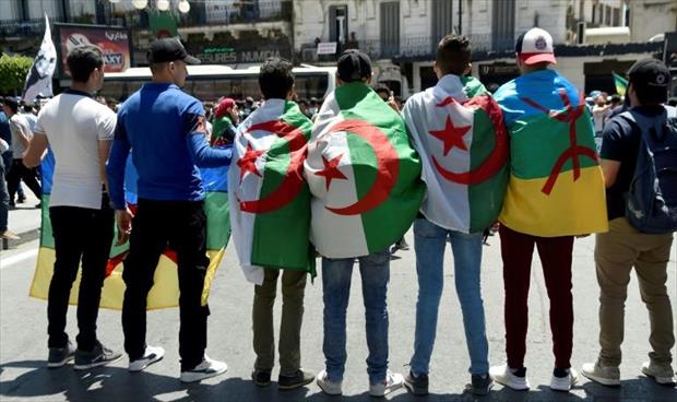الطلاب الجزائريون يتظاهرون ضد دعوة الرئيس الانتقالي إلى الحوار