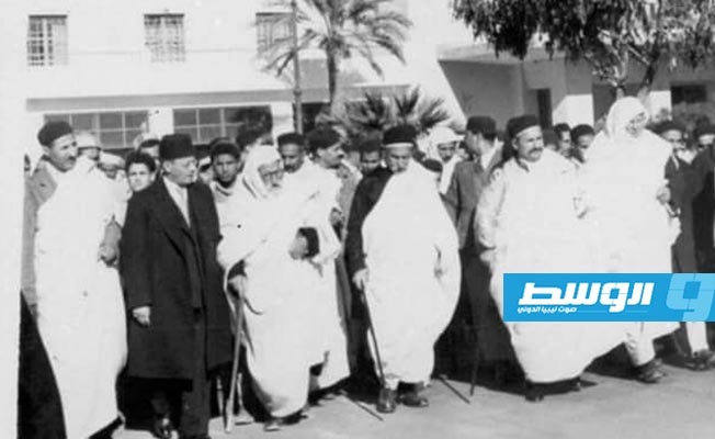 ضمن مسيرة اعيان مدينة بنغازي لمبايعة الملك يتصدرها يوسف لنقي عميد البلدية