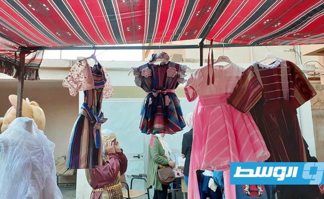 منتجات وأعمال يدوية لسيدات وفتيات ليبيات في بازار «أنتِ الأمل». (الوسط)