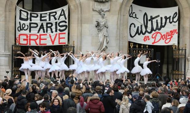 راقصات الباليه في أوبرا باريس يشاركن في الإضرابات