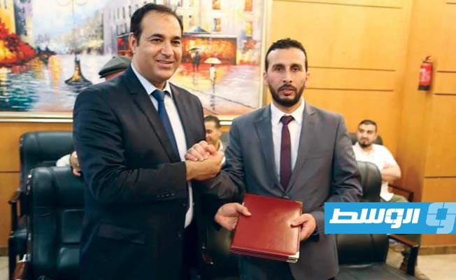 رئيس جامعة بني وليد ورئيس جامعة مصراتة أثناء التوقيع على مذكرة التفاهم بين الجامعتين. (الإنترنت)