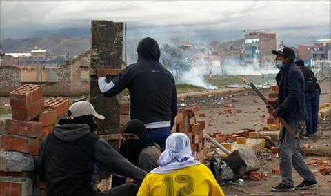 مقتل جندي غرقا وفقدان 5 آخرين في بيرو خلال فرارهم من متظاهرين