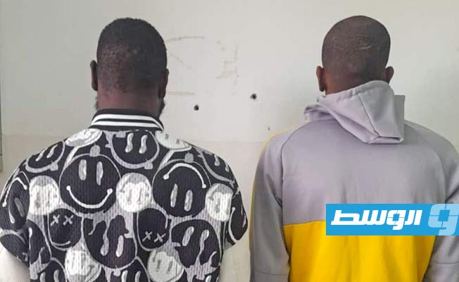 ضبط شخصين سرقا ألواحا خشبية من مستودع في بنغازي