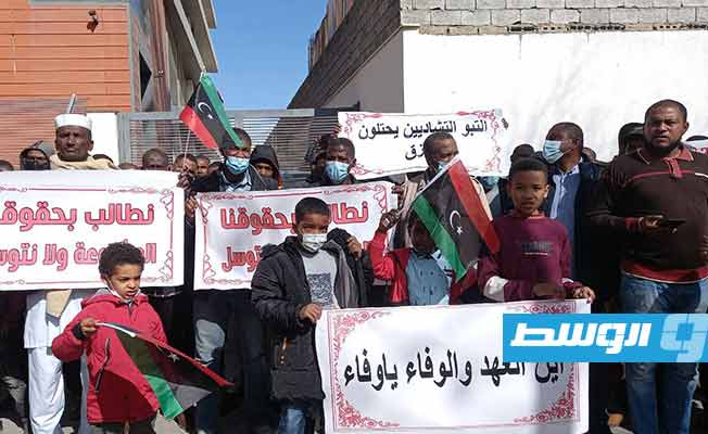 مهجرون من مرزق يعتصمون أمام مقر وزارة الشؤون الاجتماعية في طرابلس