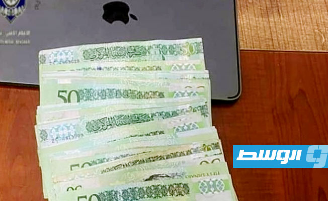 مبلغ مالي جرى سرقته من خزانة في منزل صاحب محل المواد الغذائية. (مديرية أمن بنغازي)