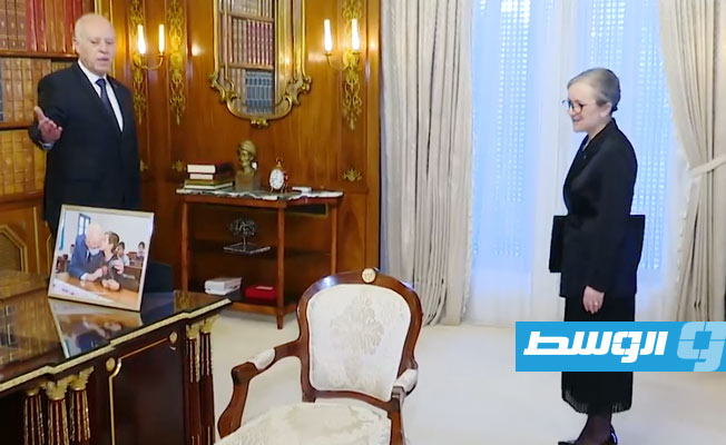الرئيس التونسي قيس سعيد و ورئيسة الحكومة المكلفة نجلاء بودن خلال توقيع الأمر الرئاسي للحكومة التونسية، 11 أكتوبر 2021. (لقطة مثبتة من تسجيل مصور)