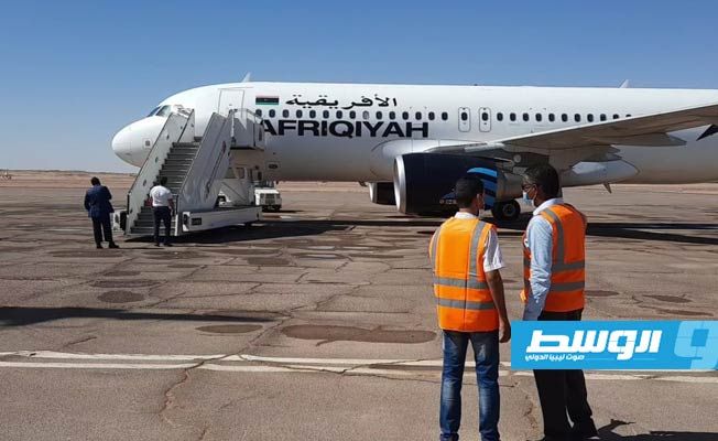طائرة الخطوط الأفريقية بعد وصولها إلى مطار سبها، الأربعاء 16 سبتمبر 2020. (تصوير: رمضان كرنفودة)