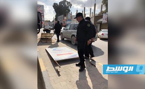 بالصور.. إزالة اللافتات العشوائية من شوارع بلدية سوق الجمعة