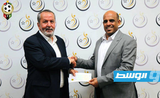 رئيس اتحاد الكرة يتسلم الدعم المالي من وزير الرياضة (صور)